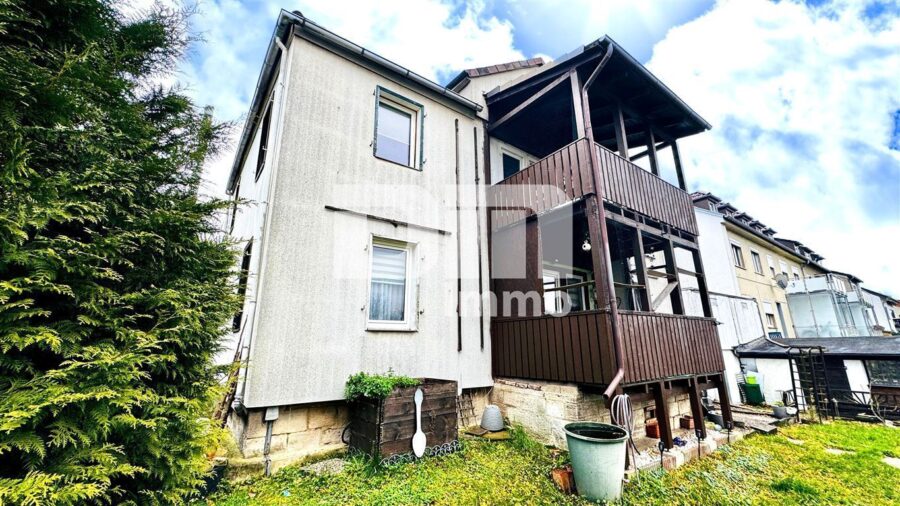 Schönes Ein- bis Zweifamilienhaus mit Gartenbereich, Terrasse + Balkon und Doppelgarage - Titel - Rückansicht